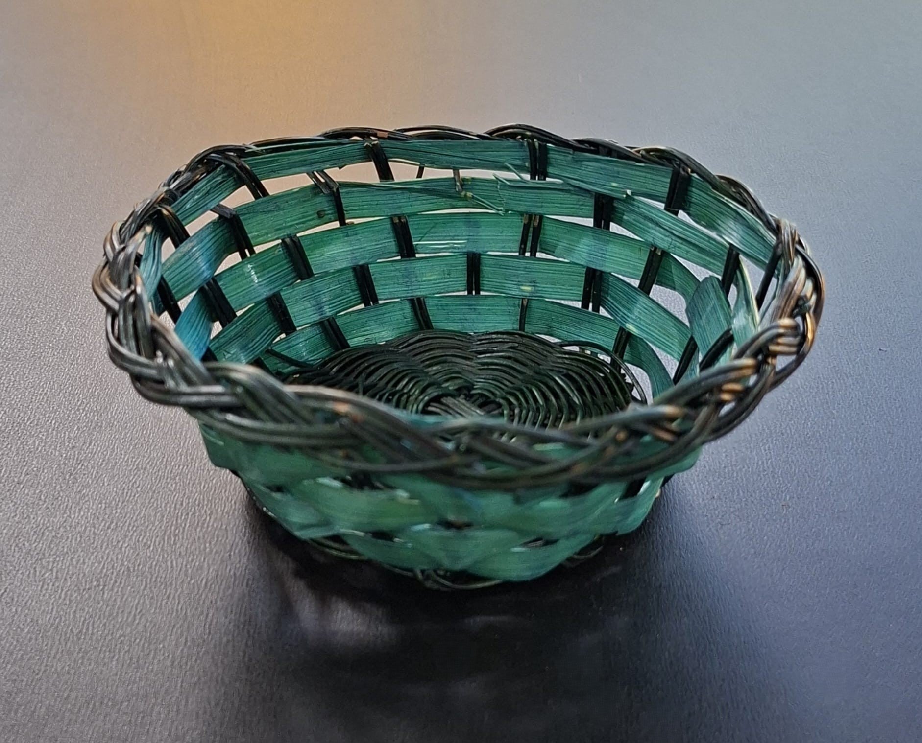 Coș decorativ rotund împletit, culoare verde - diametru 13cm